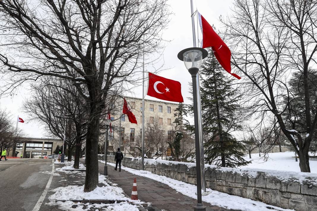 TBMM'deki bütün bayraklar yarıya indirilirken o bayrağa dokunulmadı! Bakın neden... 3